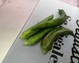 Une image de l'étape 1 de Côtes de porc grillées marinées sauce tomate aux pommes de terre et piments verts.