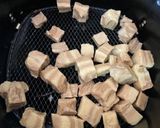 รูปขั้นตอนการทำที่ 2 ของ หมูกรอบจำแลงผัดโคชูจัง