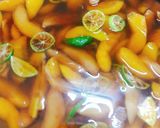 Hình bước làm 2 của món Đào ngâm đường nâu
