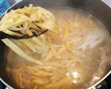 Foto del paso 3 de la receta: Fideos al huevo con alitas de pollo en salsa de tomate