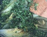 A picture of step 4 of Braised peas and lettuce - vegan.