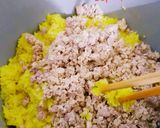Hình bước làm 6 của món Xôi nghệ chim cút thịt gà