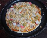 Foto del paso 2 de la receta: Pizza de atún, gambas, palitos de cangrejo y aceitunas