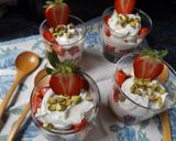 Foto del paso 2 de la receta: Vasitos de fresas con crema de Skyr