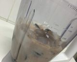 A picture of step 4 of Oreo smoothie without ice cream.
