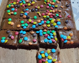 Foto del paso 4 de la receta: Cuadraditos de coco cubiertos de mermelada y coco y cuadraditos de chocolate con confites
