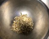 Hình bước làm 1 của món Khô cá cơm kho quẹt