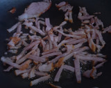 Foto del paso 2 de la receta: Ensalada de espinacas con tocino crujiente
