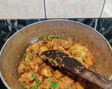A picture of step 6 of Lahsuni makhani murg (with fresh cream).
