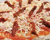 Foto del paso 2 de la receta: Pizza de Salmón, Gambas, tomate seco y aceitunas negras