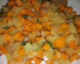 Foto langkah ke 4 dari resep Risol isi kentang, wortel dan sosis.