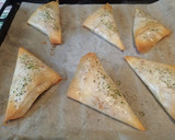 Foto del paso 3 de la receta: Briwat de pollo y cebolla caramelizada Exprés
