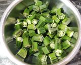 A picture of step 1 of Methi bhindi.