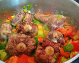 Foto del paso 5 de la receta: Rabo de ternera estofado con pimientos rellenos y cebollitas caramelizadas