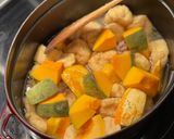 A picture of step 2 of 🫑 One-pot Kabocha squash, fried tofu in Japanese broth.