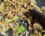 Foto langkah ke 2 dari resep Tumis kerang kecap.