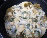 Foto del paso 3 de la receta: Tortilla tipo pizza base 🍅🧀