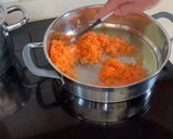 Foto del paso 3 de la receta: Rape en salsa de zanahorias, langostinos y arándanos