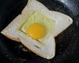 Foto langkah ke 3 dari resep Roti Panggang Keju Telur.