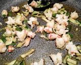 Foto del passaggio 2 della ricetta Zucchine e gamberoni che incontrano formati di pasta speciali