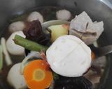 Foto langkah ke 2 dari resep Kimlo / Sop Bakso Kuah Tumis Ebi.