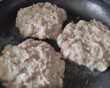 Foto del paso 3 de la receta: Arepa🫓burger🍔de pollo🥯🍗🍍🧀🧄