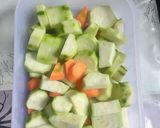 Foto langkah ke 1 dari resep Tumis oyong wortel hot (pedas).
