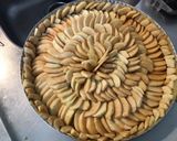 Une image de l'étape 5 de Maxi tarte aux pommes du jardin et miel d Algarve pâte brisée au cassis.