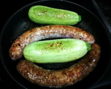 Foto del paso 2 de la receta: Salchichas con setas y mini calabacines en salsa de pimientos