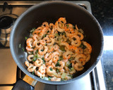 Foto del paso 1 de la receta: Empanadas de camarones y verdeo en salsa blanca