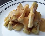 Foto del paso 5 de la receta: Bastones de yuca en salsa y cebolla caramelizada🌰🍅🍯!!!
