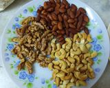 शुगर फ्री ड्राई फ्रूट्स के लड्डू(sugar free dry fruit ke laddu recipe in hindi) रेसिपी चरण 4 फोटो