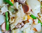 Hình bước làm 3 của món Mì xào thịt heo, xúc xích