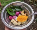 Foto langkah ke 2 dari resep Ayam Goreng Bumbu Kuning.
