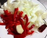 Foto del paso 1 de la receta: Guiso de mondongo y chorizos 🥩 🌿🥣🥕🫛