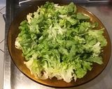 Une image de l'étape 2 de Salade de tomates au comté et noix sur lit de feuille de chêne.