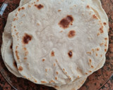 Foto del paso 4 de la receta: Tortillitas de trigo con queso crema y salsa criolla 🌾 Tacos