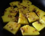 Foto del paso 2 de la receta: Piña caramelizada en sartén🤔😊🍯