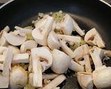 Foto del paso 4 de la receta: Escalopines de ternera con champiñones en salsa