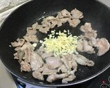 รูปขั้นตอนการทำที่ 4 ของ หมูกระเทียมพริกไทย
