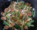 Foto langkah ke 5 dari resep Kwetiau goreng topping siomay dan sosis.