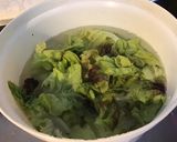 Une image de l'étape 1 de Salade terre et mer aux crevettes,radis,tomates,concombre,laitue,oignon et ciboulette.