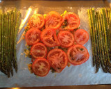 Foto del paso 6 de la receta: Salmón con verduras sobre cama de tomate