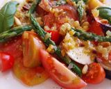 Foto del paso 16 de la receta: Ensalada de tomates, espárragos y mozzarella con vinagreta de piñones, cebolla pochada y mostaza