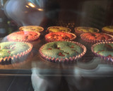 Foto del paso 6 de la receta: Magdalenas de colores con pepitas de chocolate