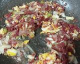 Foto langkah ke 2 dari resep Tumis Kornet Telur.