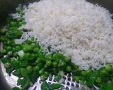 A picture of step 4 of Green vegetable rice.