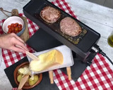 Foto del paso 3 de la receta: Cena suiza de Raclette de queso y patatas con hamburguesas al grill