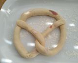 Une image de l'étape 2 de Bretzel lard emmental.
