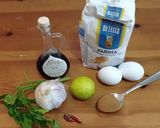 Foto del passaggio 1 della ricetta Tagliolini alla liquirizia con colatura di alici e lime